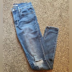 Like new Levi’s 720 high rise super skinny jeans